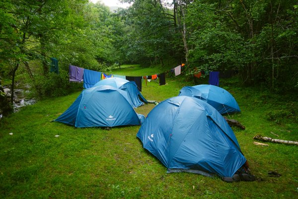 Comment organiser un camping pour une expédition de randonnée sur les volcans d'Auvergne?